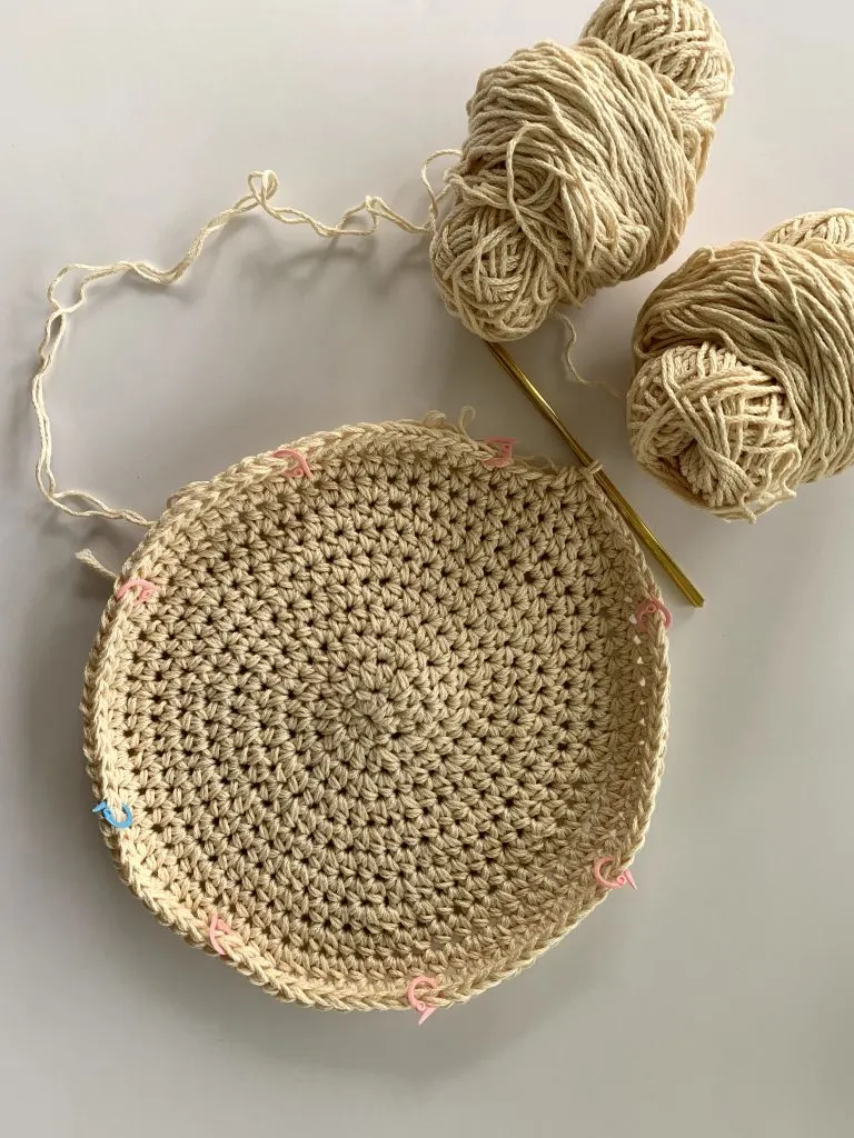 visual for how to make a round crochet placemat