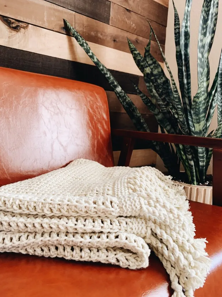 The Aventa - Thick Knitted Blanket – aventaelements