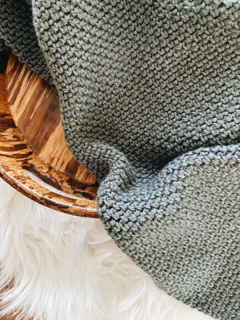 Lightweight and cozy crochet throw in linen stitch