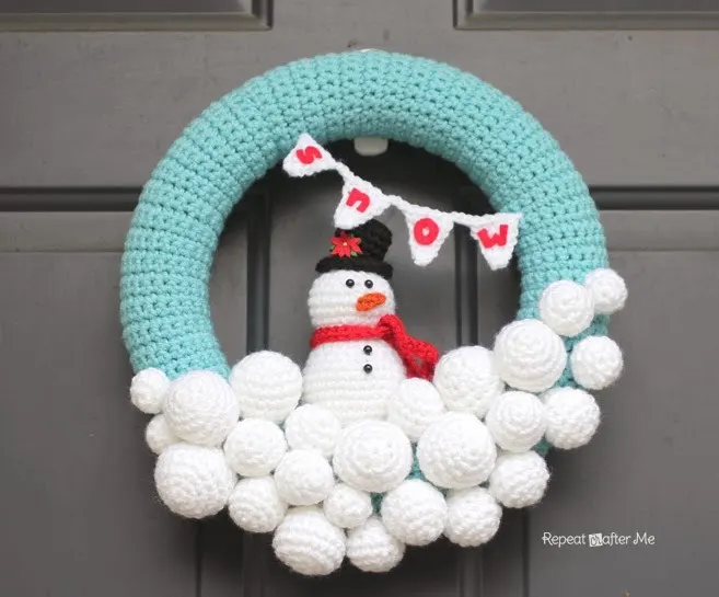 Festive Christmas Yarn Wreaths to Crochet This Winter