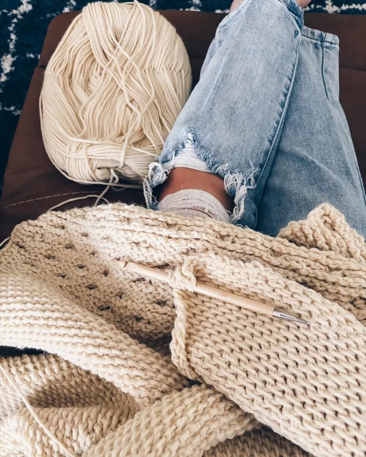 Visual summary of 7 ways to reduce hand fatigue while crocheting using ergonomic hooks, lap pillows, and wrist support.