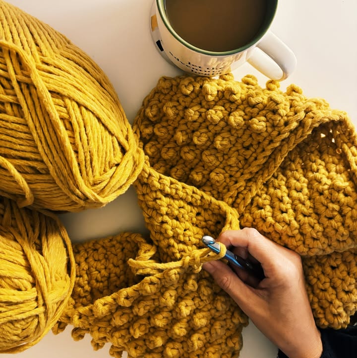 Visual summary of 7 ways to reduce hand fatigue while crocheting using ergonomic hooks, lap pillows, and wrist support.